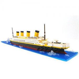 Titanic Schiff Diorama mit Eisberg und Meerplatten