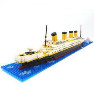 Titanic ship diorama with iceberg and marine baseplates